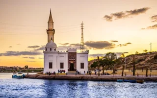 The historic Abu Mandour Mosque on the banks of the Nile River in Rosetta (Rashid) during sunset, a highlight of day trips from Alexandria.